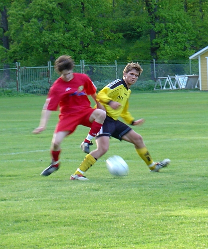 2004_0521_11.JPG - Södra's nr.20 Martin Andersson i närkampsduell med en Frankeförsvarare. (Martin gjorde även 1-0 målet i dagens match)